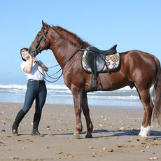 Tapis de selle blanc à motifs Casablanca sur cheval