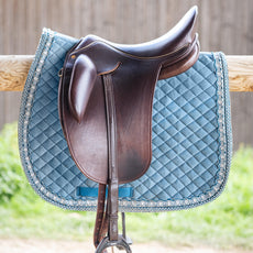 Tapis de selle Oujda bleu en velours avec galon décoratif