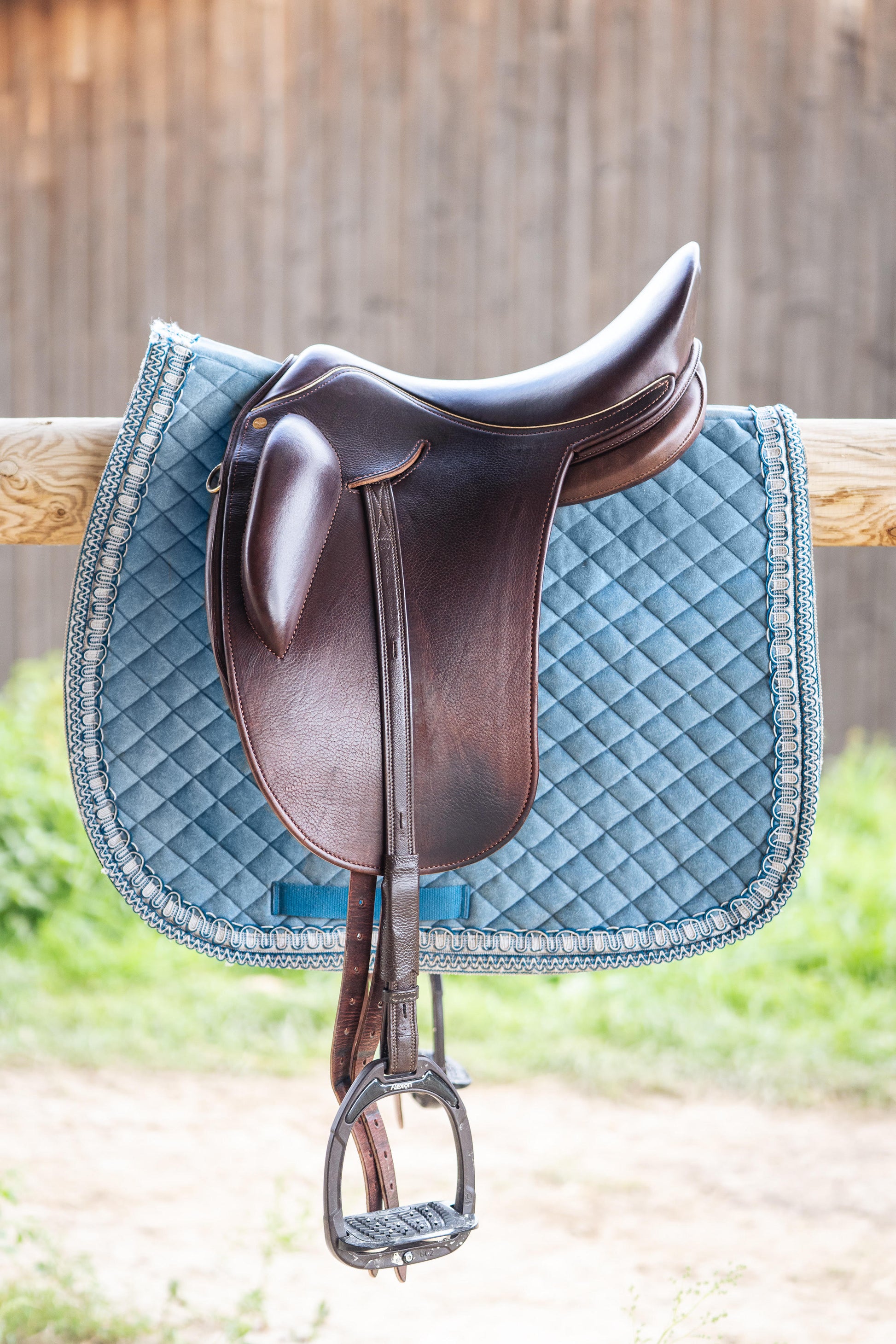 Tapis de selle Oujda bleu en velours avec galon décoratif