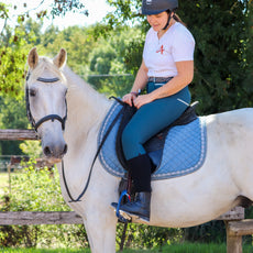 Tapis de selle bleu Oujda posé sur un cheval