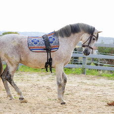Détail des motifs bleus artisanaux du tapis Chefchaouen