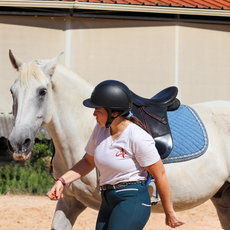 Tapis de selle bleu Oujda posé sur un cheval