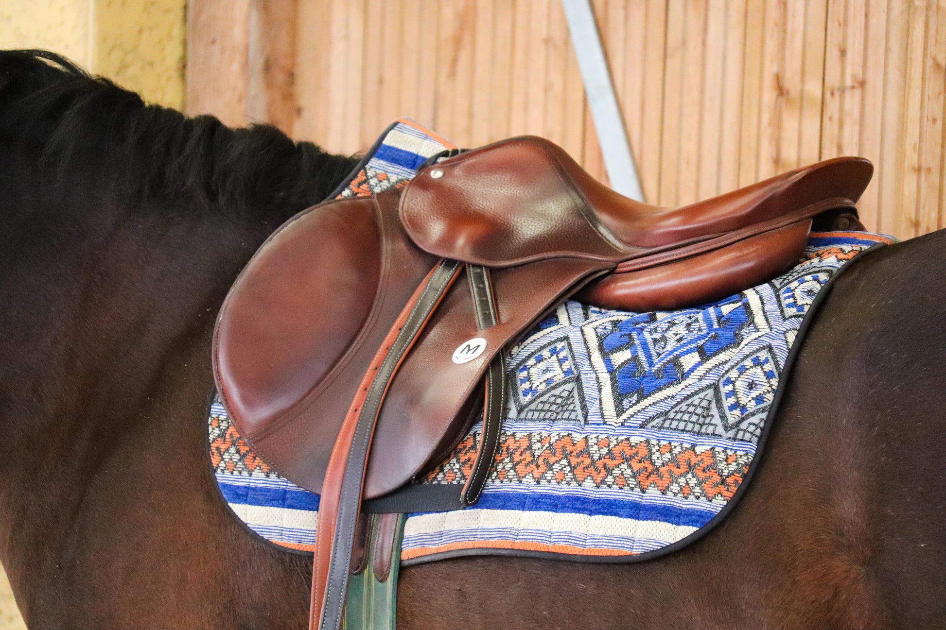 Tapis de selle bleu Chefchaouen sur cheval avec doublure mesh