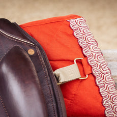 Vue détaillée du tapis de selle orange Marrakech