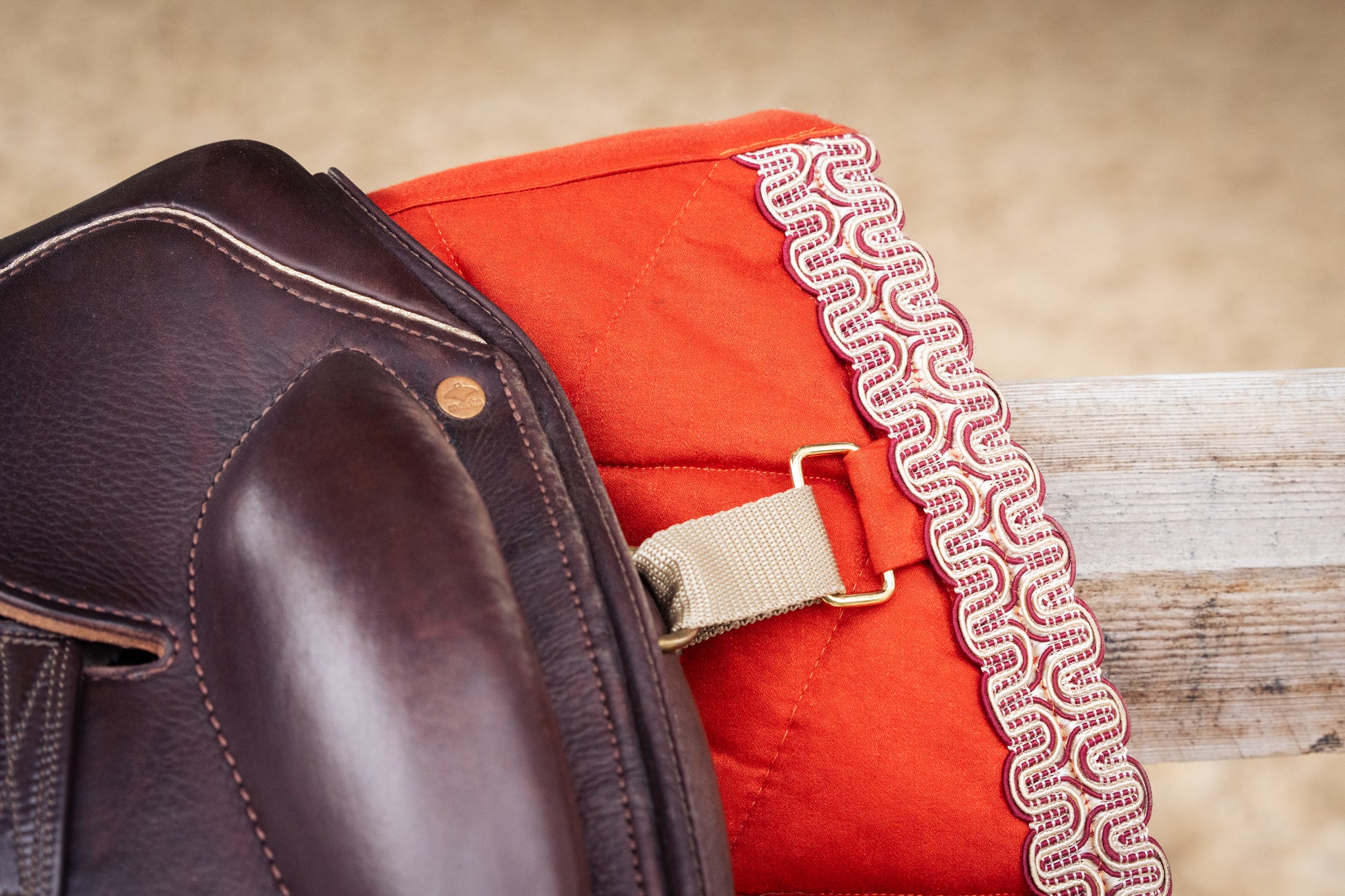 Vue détaillée du tapis de selle orange Marrakech